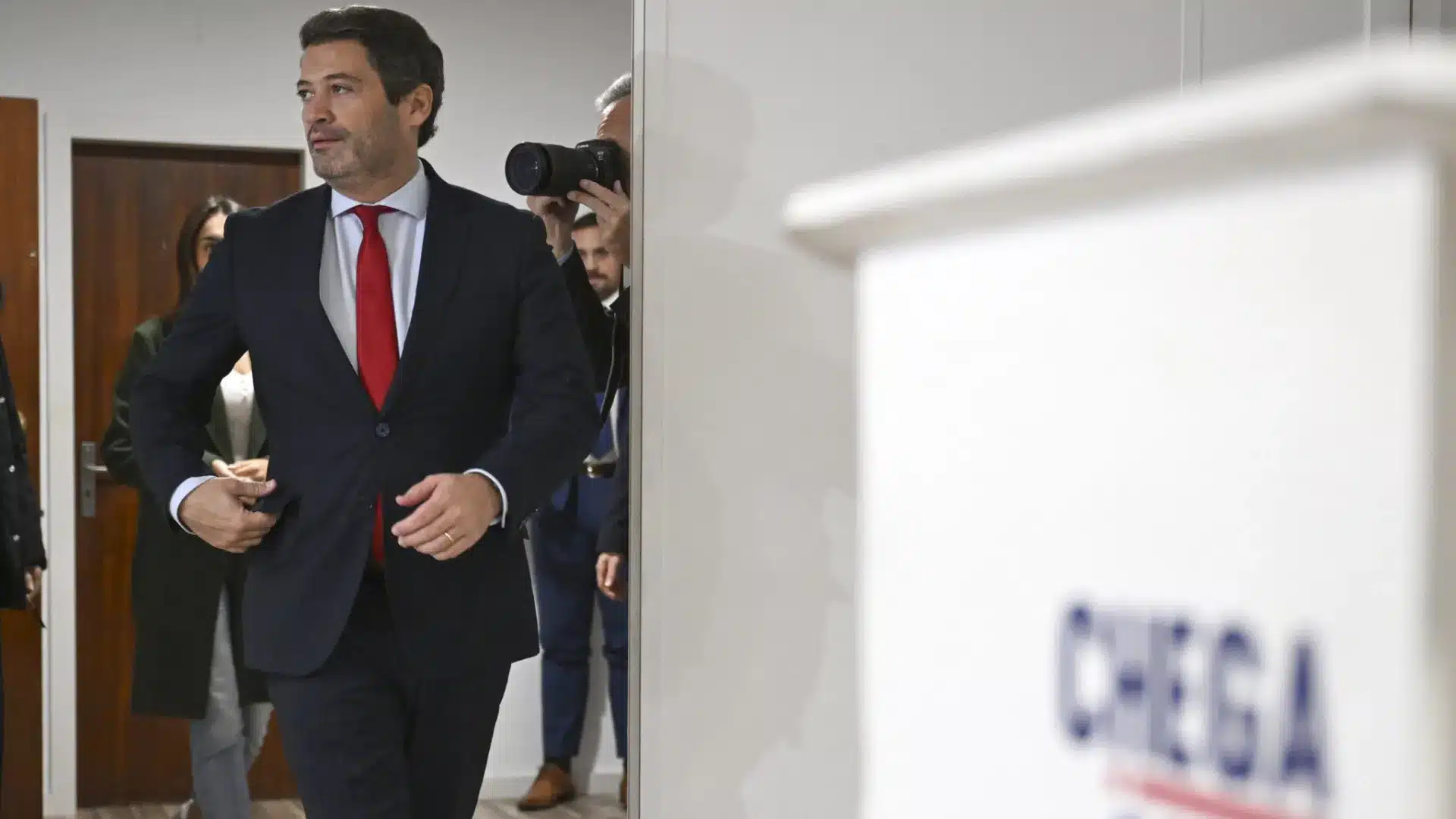 Le tribunal rejette le recours de Ventura et confirme l'ordre de retirer les affiches.