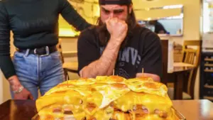 Le Youtuber BeardMeatsFood vaincu par une gigantesque francesinha ? Voyez par vous-même.