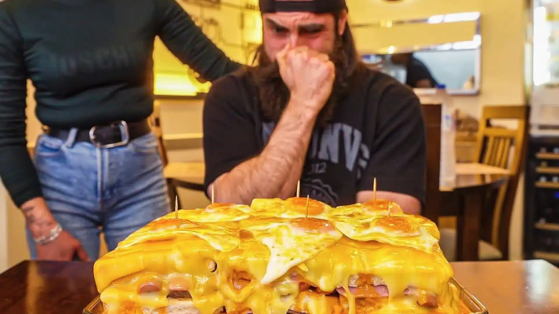 Le Youtuber BeardMeatsFood vaincu par une gigantesque francesinha ? Voyez par vous-même.
