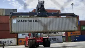 L'entreprise Maersk suspend toutes les traversées maritimes par le détroit d'Ormuz.