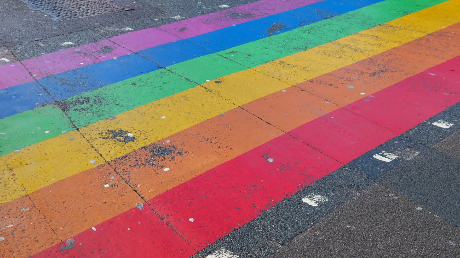 Les associations LGBTI+ demandent une position "inéquivoque" au gouvernement.