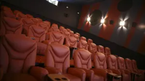 Les cinémas auront un film par mois avec accès à des sous-titres descriptifs.