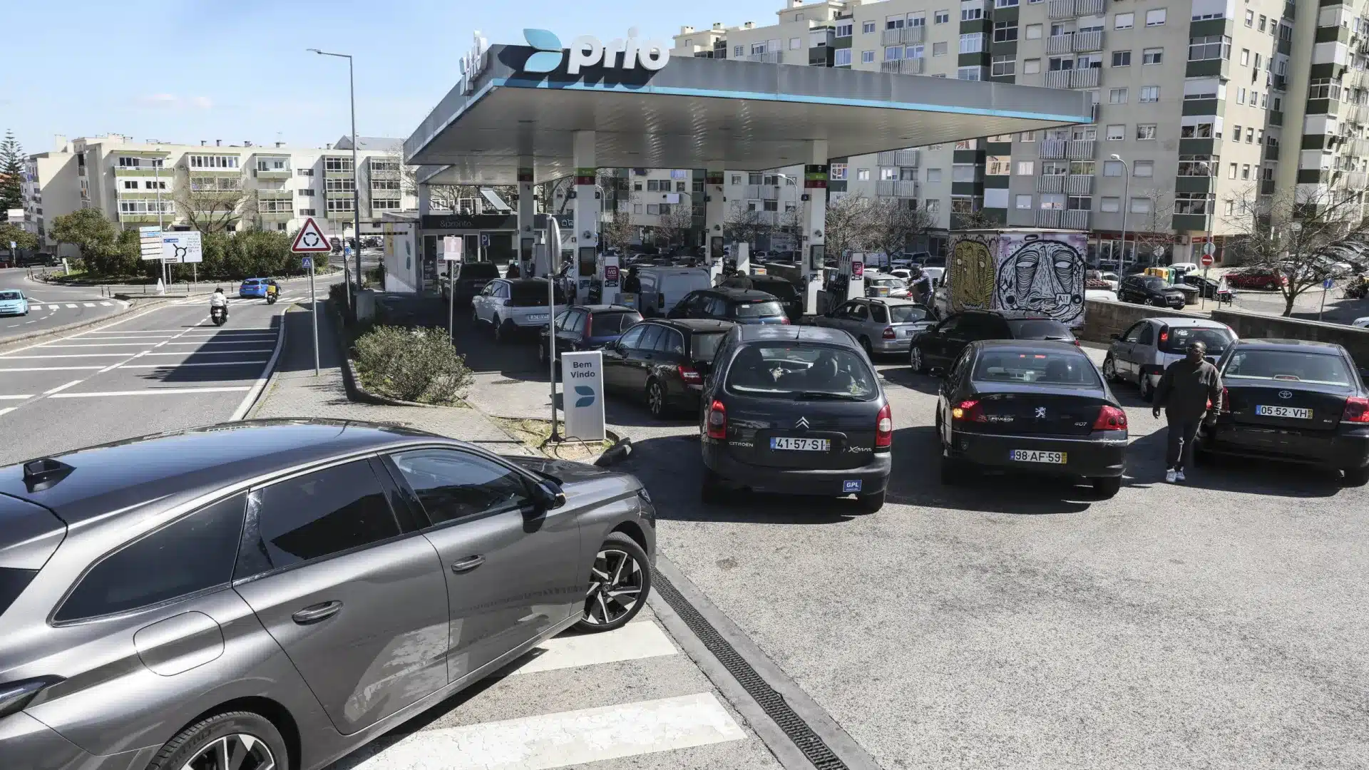 Les conducteurs se précipitent vers les stations-service pour faire face à la hausse des prix.