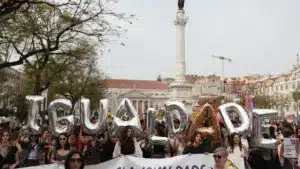 Les femmes manifestent aujourd'hui pour l'égalité, la dignité et les salaires.