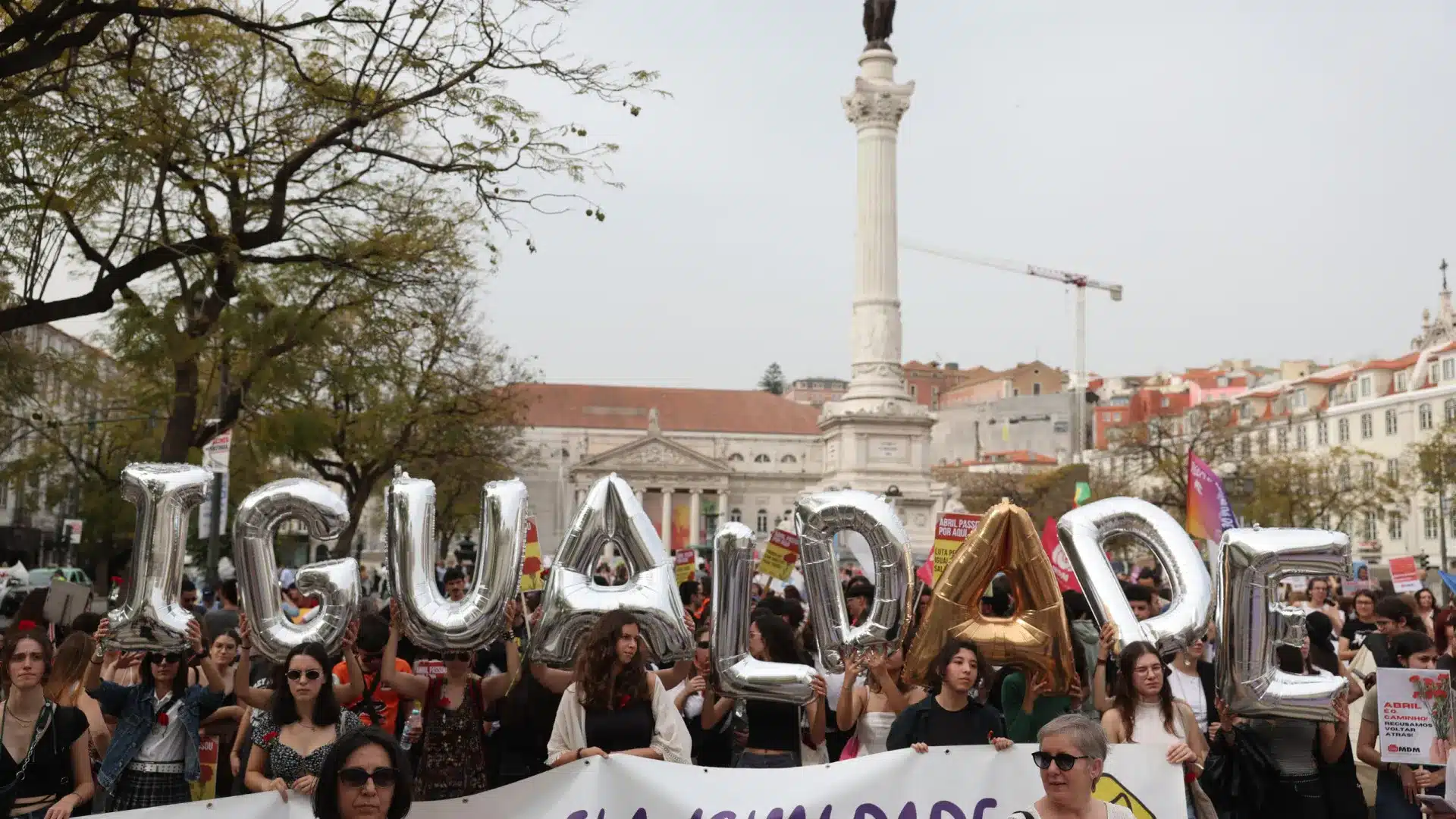 Les femmes manifestent aujourd'hui pour l'égalité, la dignité et les salaires.