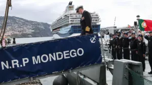 Les marins du NRP Mondego contestent la vente à la République dominicaine.