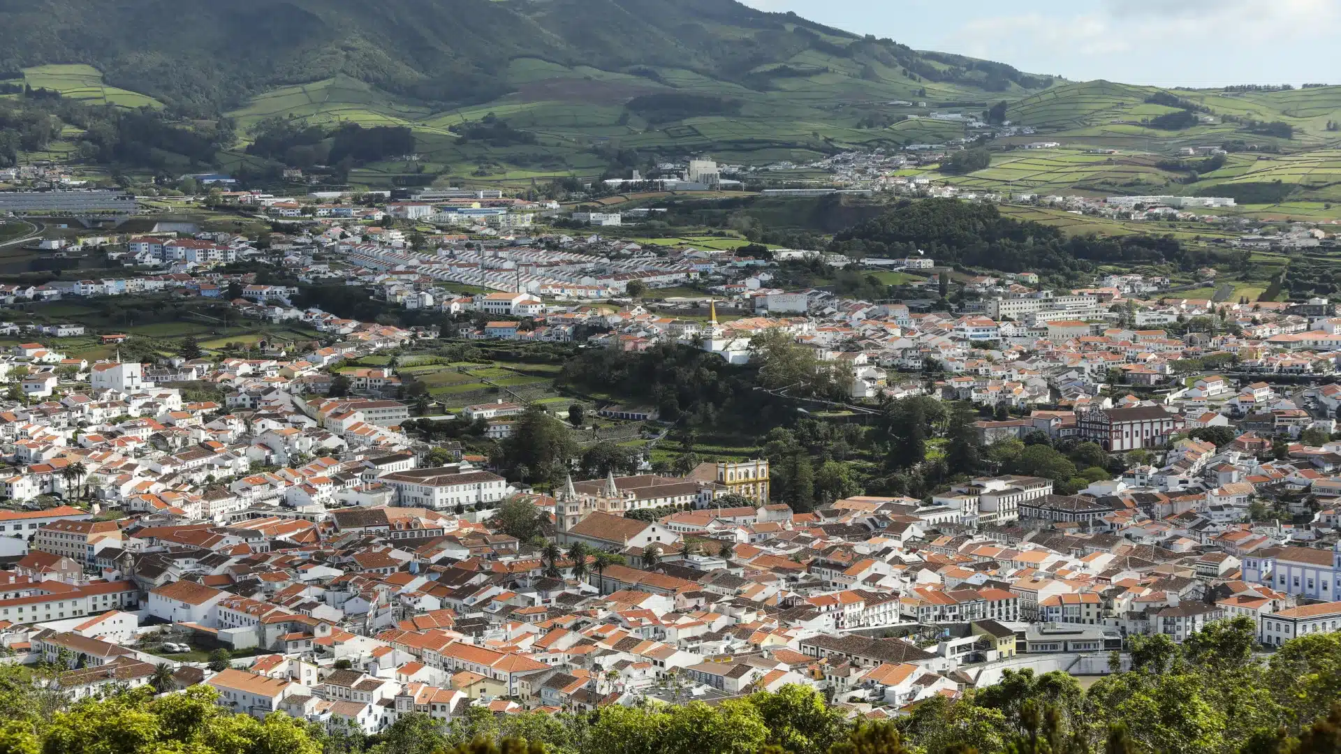 Les niveaux d'alerte sismo-volcaniques sur l'île Terceira restent à V2.