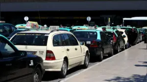 Les taxis demandent une réunion urgente avec Moedas après l'accord avec Uber et Bolt.