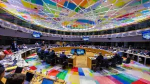 L'Eurogroupe débat aujourd'hui de mesures de soulagement avec des avertissements pour des soutiens limités.