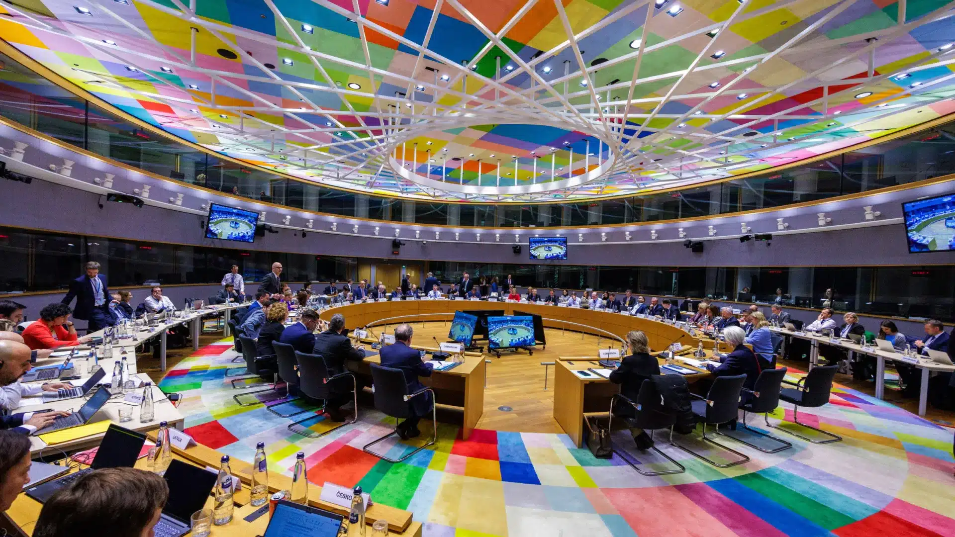 L'Eurogroupe débat aujourd'hui de mesures de soulagement avec des avertissements pour des soutiens limités.