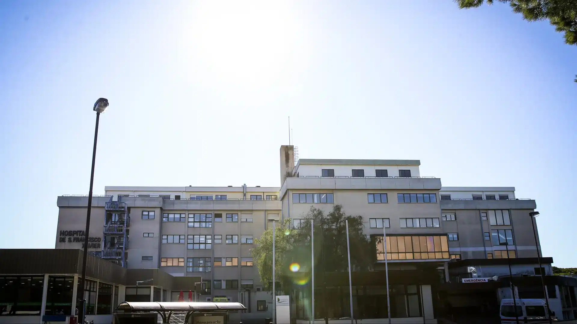 L'hôpital S. Francisco Xavier laisse des compresses oubliées après deux accouchements.