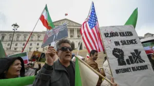 Lisbonne. Les Iraniens fêtent devant l'ambassade avec du champagne et de la musique.