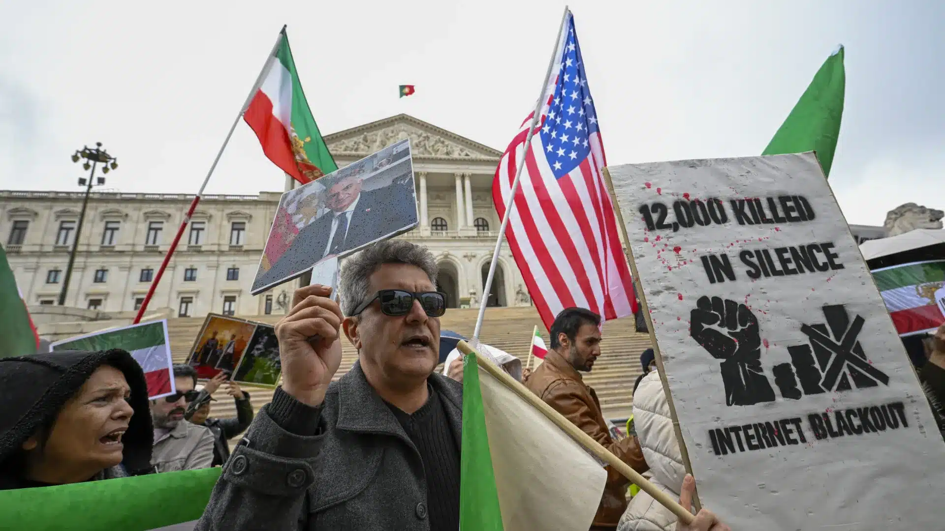 Lisbonne. Les Iraniens fêtent devant l'ambassade avec du champagne et de la musique.