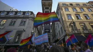 Lois sur l'identité de genre : "Protègent-elles les enfants" ou sont-elles un "recul" ?