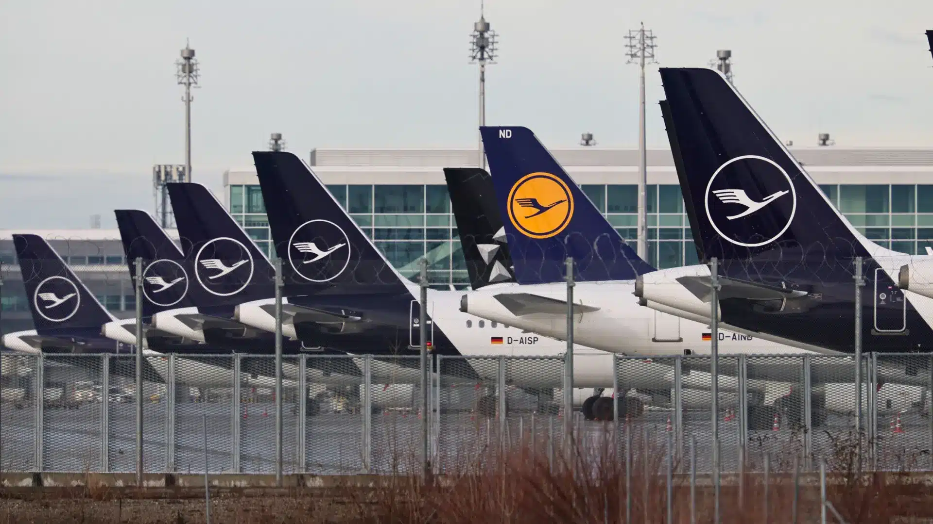 Lufthansa réalise un bénéfice de 1,3 milliard d'euros mais avertit de l'incertitude au Moyen-Orient.