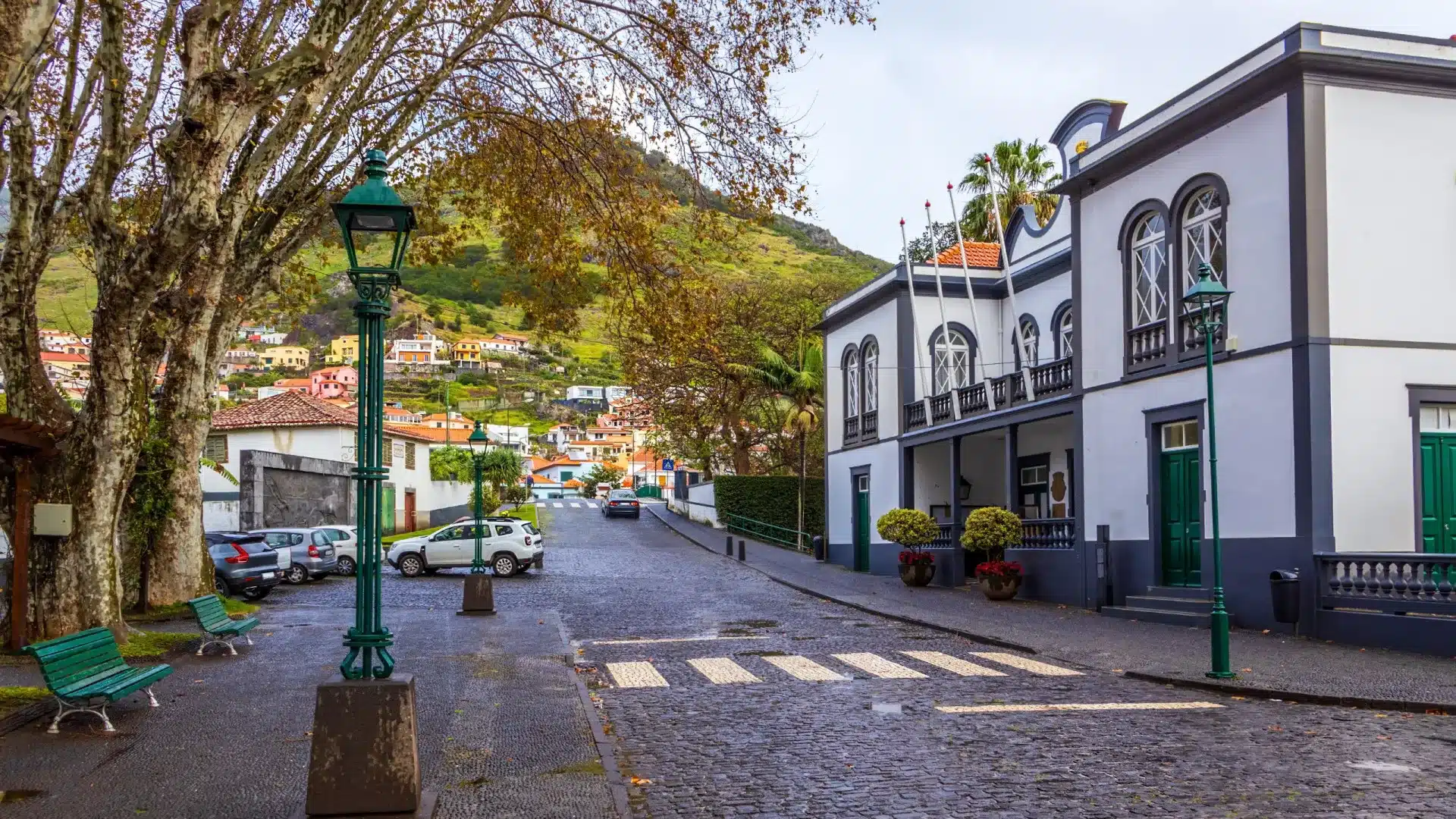 Madère : Suspecté d'avoir tué sa mère, toujours en fuite. A profité de l'absence de la sœur.