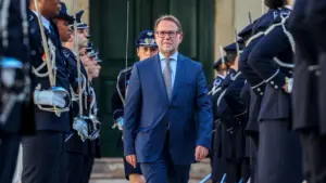 MAI critique l'exécution des plans qui régulent les investissements dans les polices