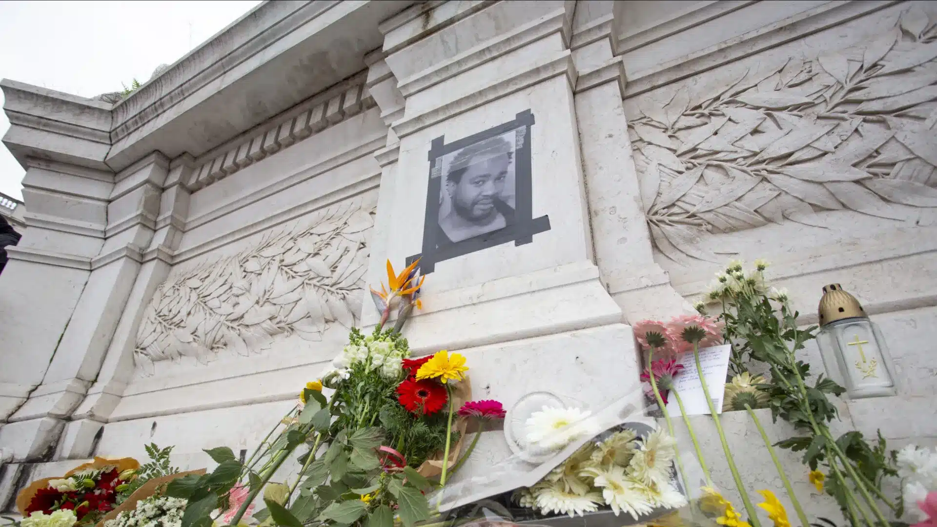 Mais deux policiers assurent avoir vu un couteau près du corps d'Odair Moniz.