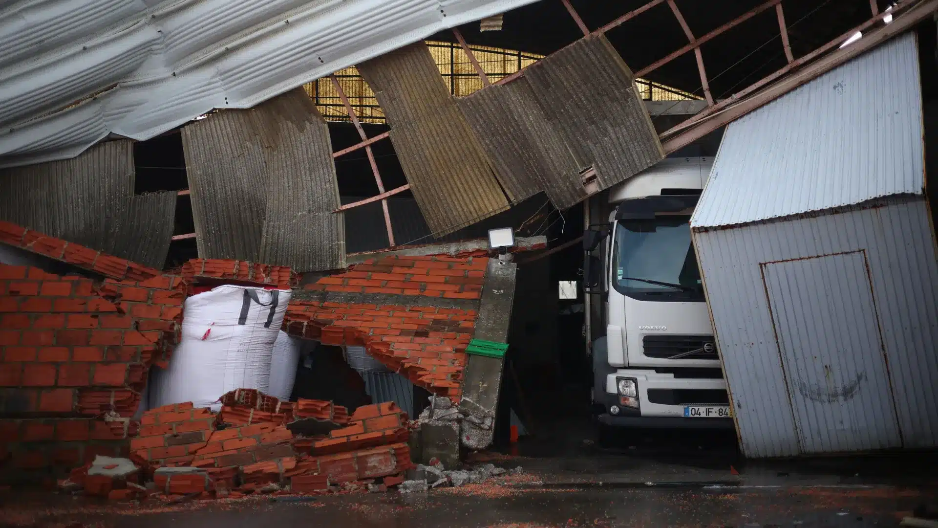 Mauvais temps : L'usine de tuiles de Pombal prévoit une capacité totale seulement en mai
