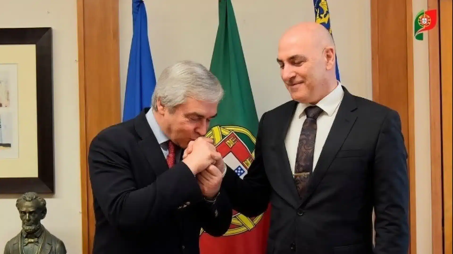 Melo a embrassé la main de l'ambassadeur israélien ? Non. L'image a été créée par IA.