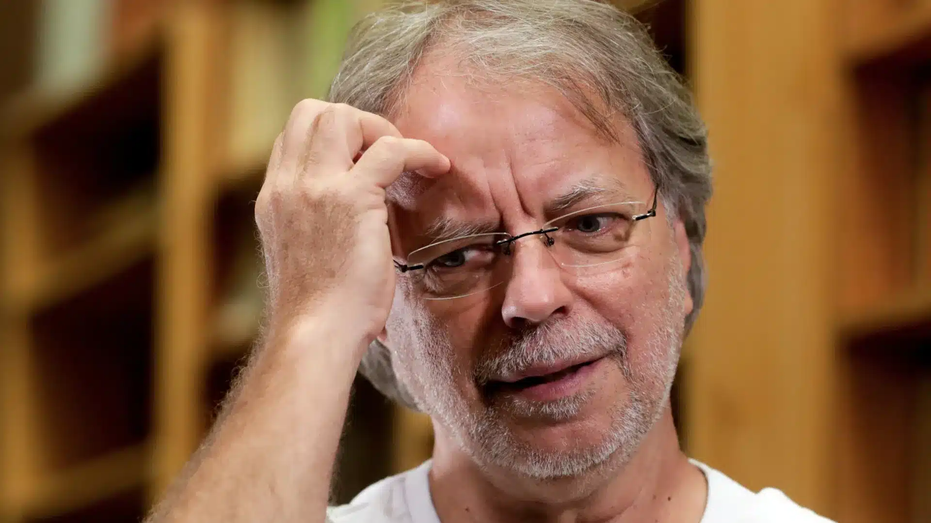 Mia Couto demande des centres d'hébergement pour éviter l'utilisation des écoles comme refuge.