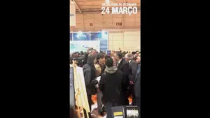 Ministre de l'Éducation confronté par des étudiants à Futurália