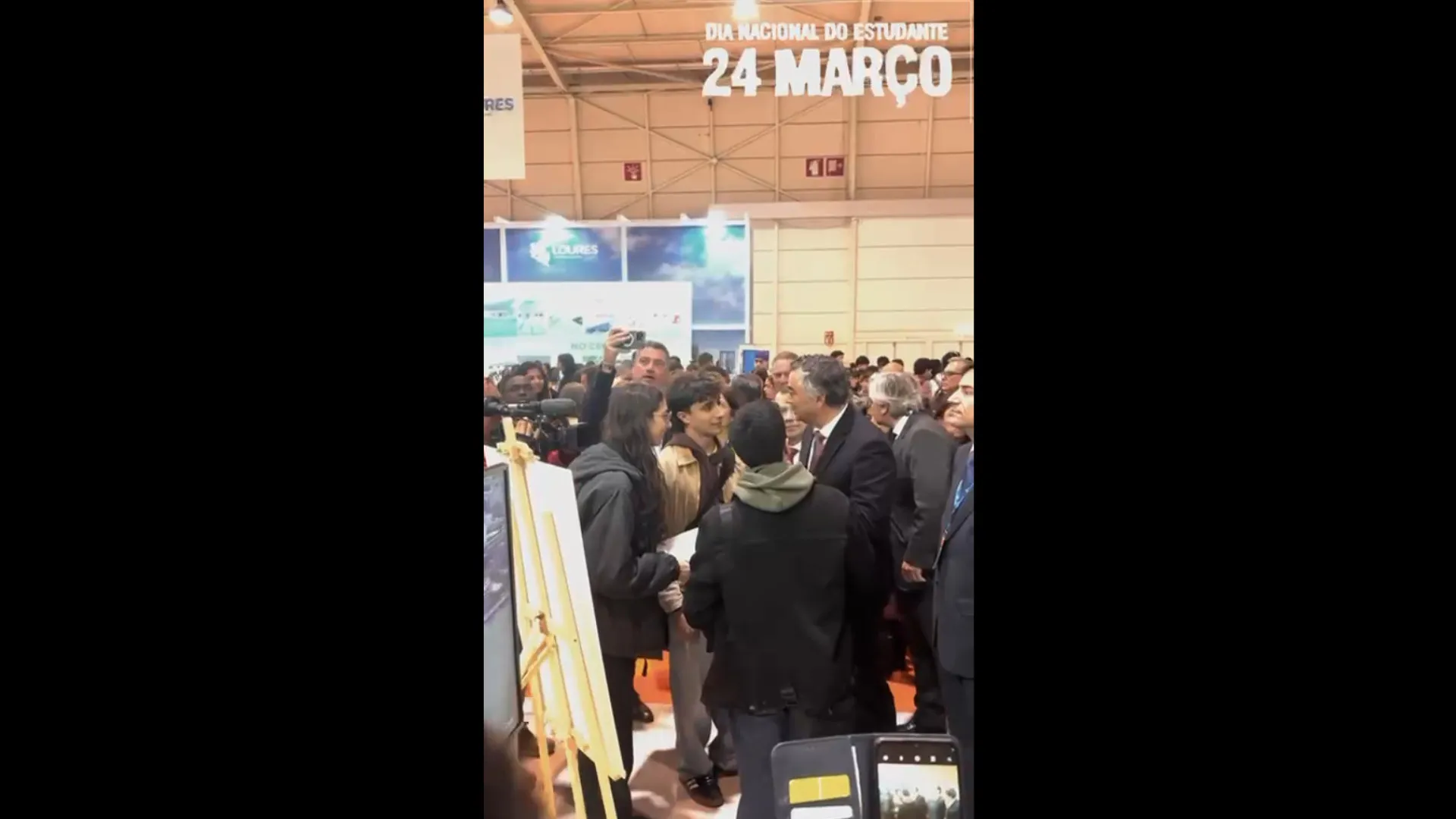 Ministre de l'Éducation confronté par des étudiants à Futurália