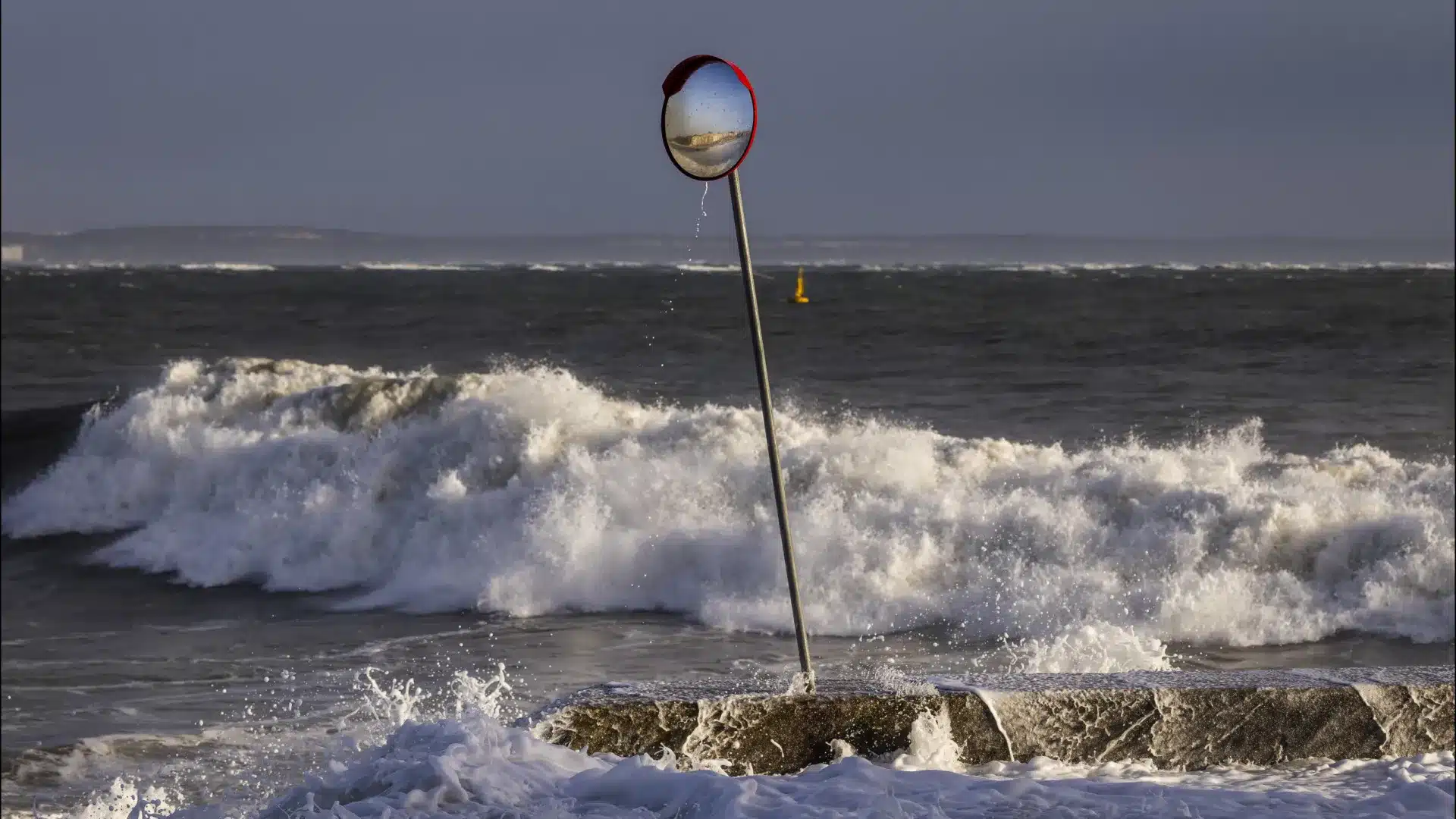 Neige et agitation maritime placent 12 districts en vigilance jaune.
