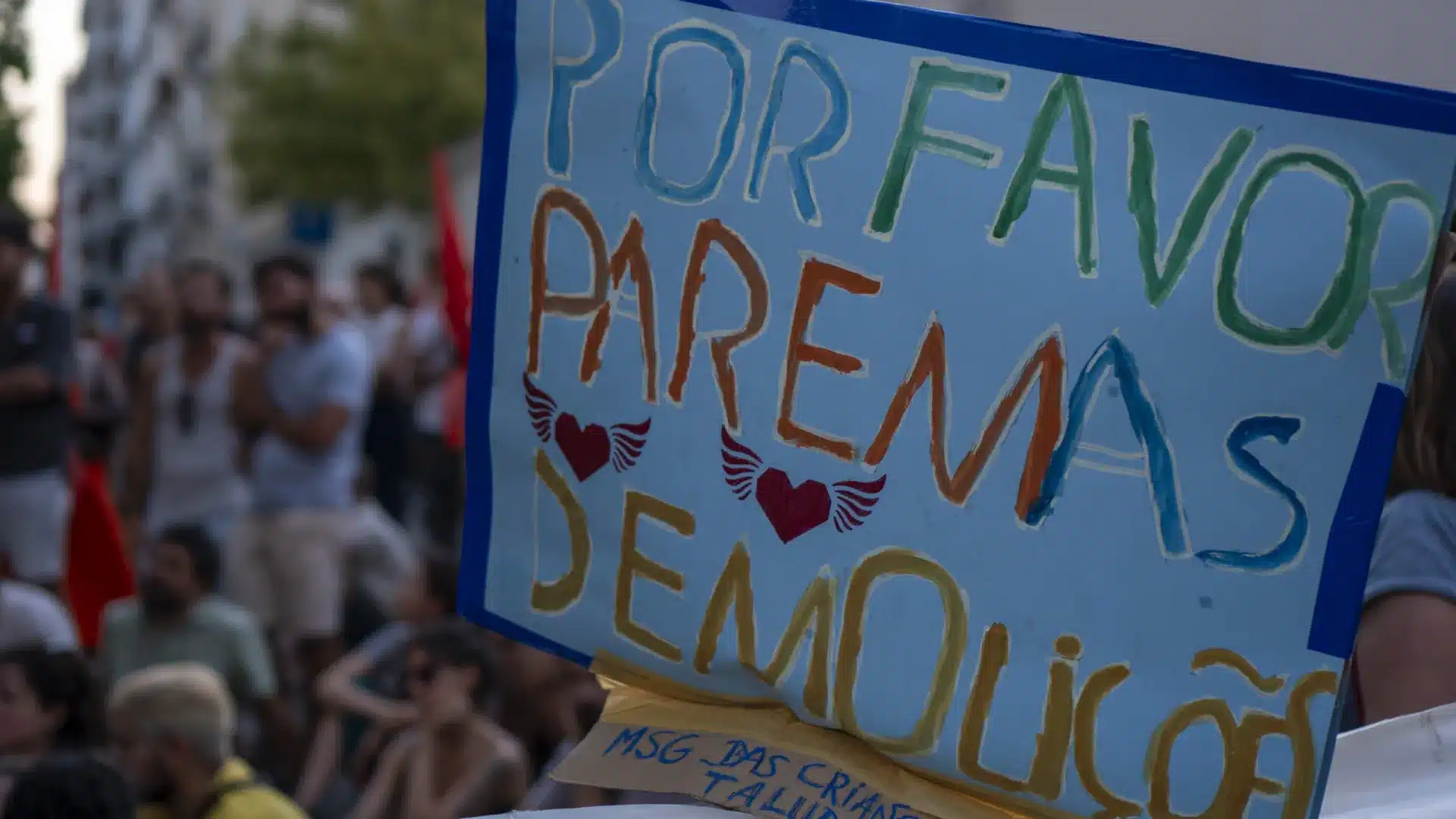 "Num quarto." Ana a été expulsée, elle a 4 enfants et attend toujours un logement.