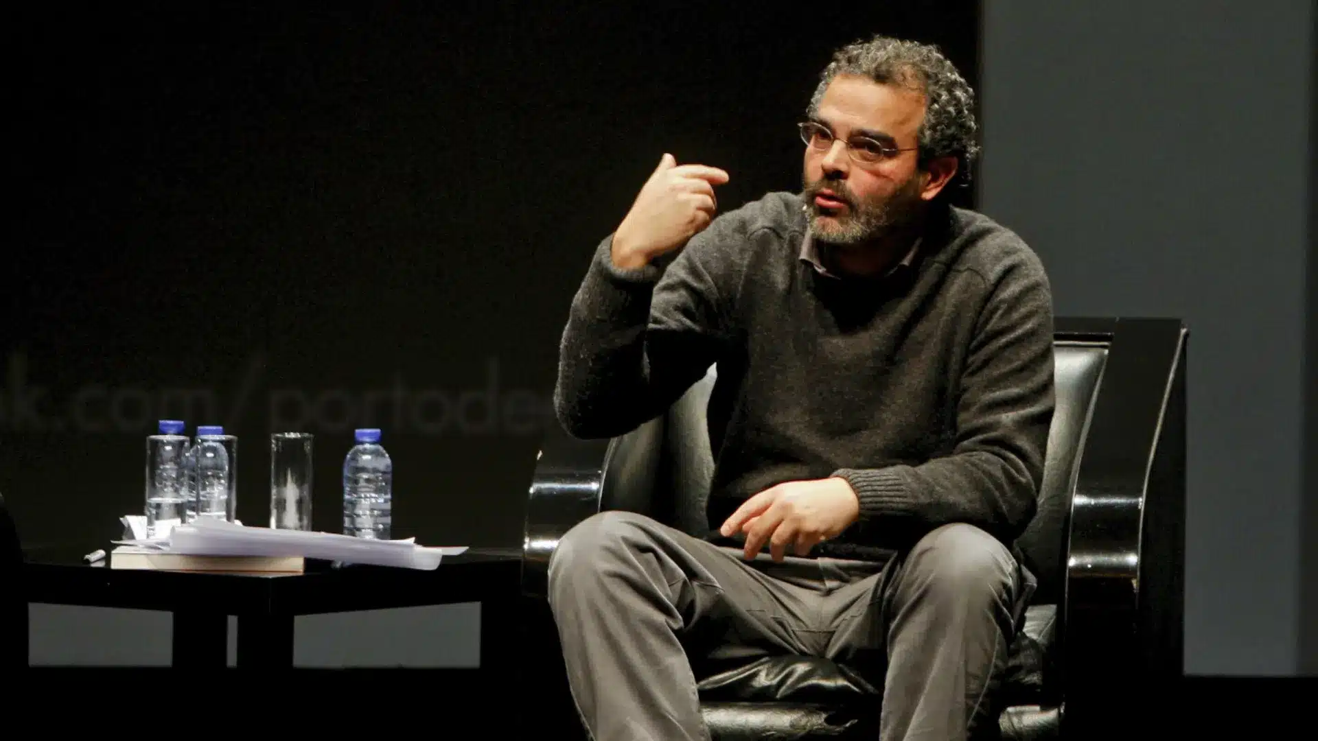 Oliva présente "horreur du vide" avec la voix de Gonçalo M. Tavares.