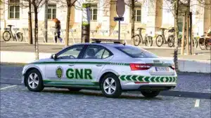 Or, argent et argent volés dans un centre commercial de Cantanhede.