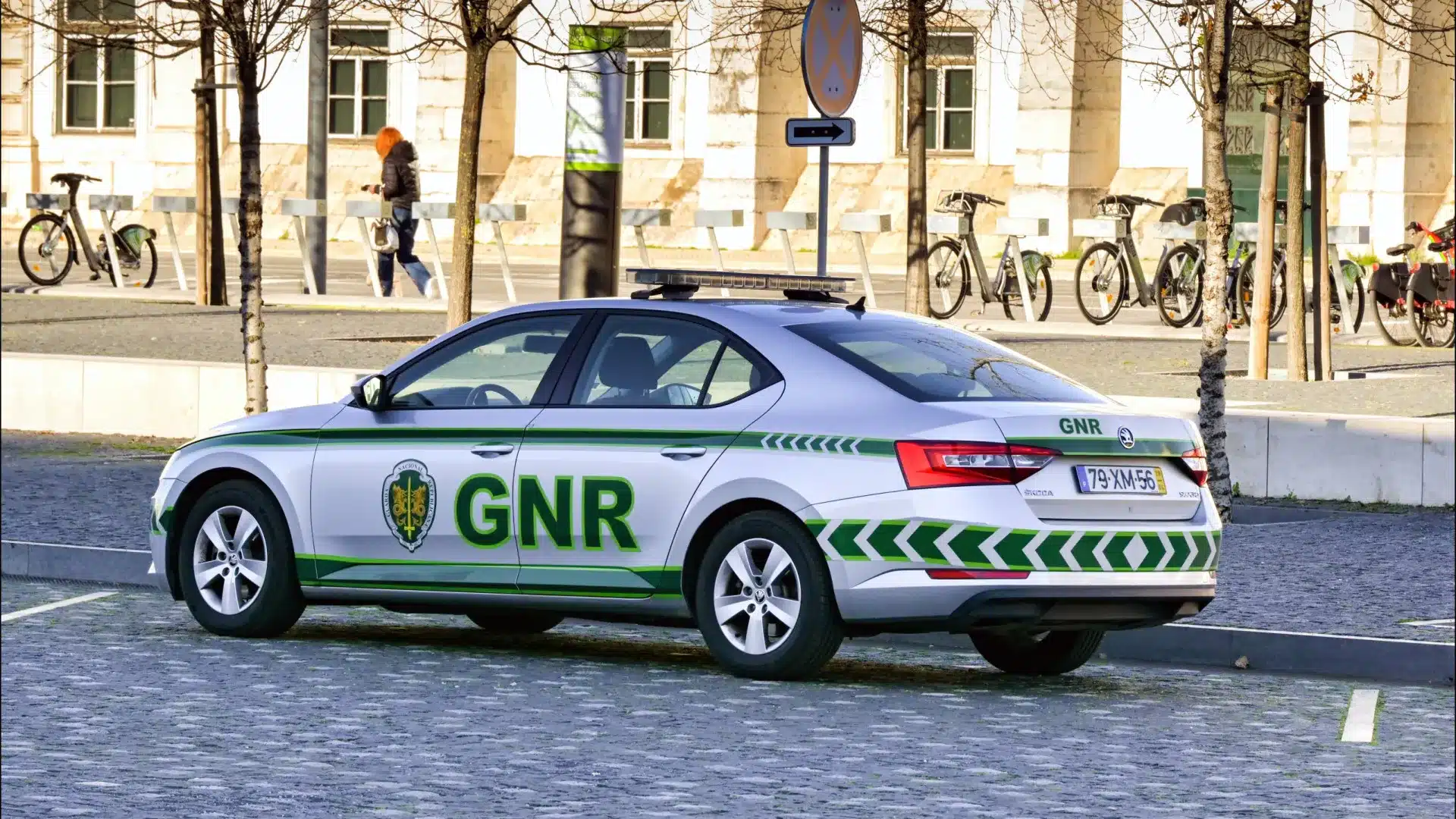 Or, argent et argent volés dans un centre commercial de Cantanhede.