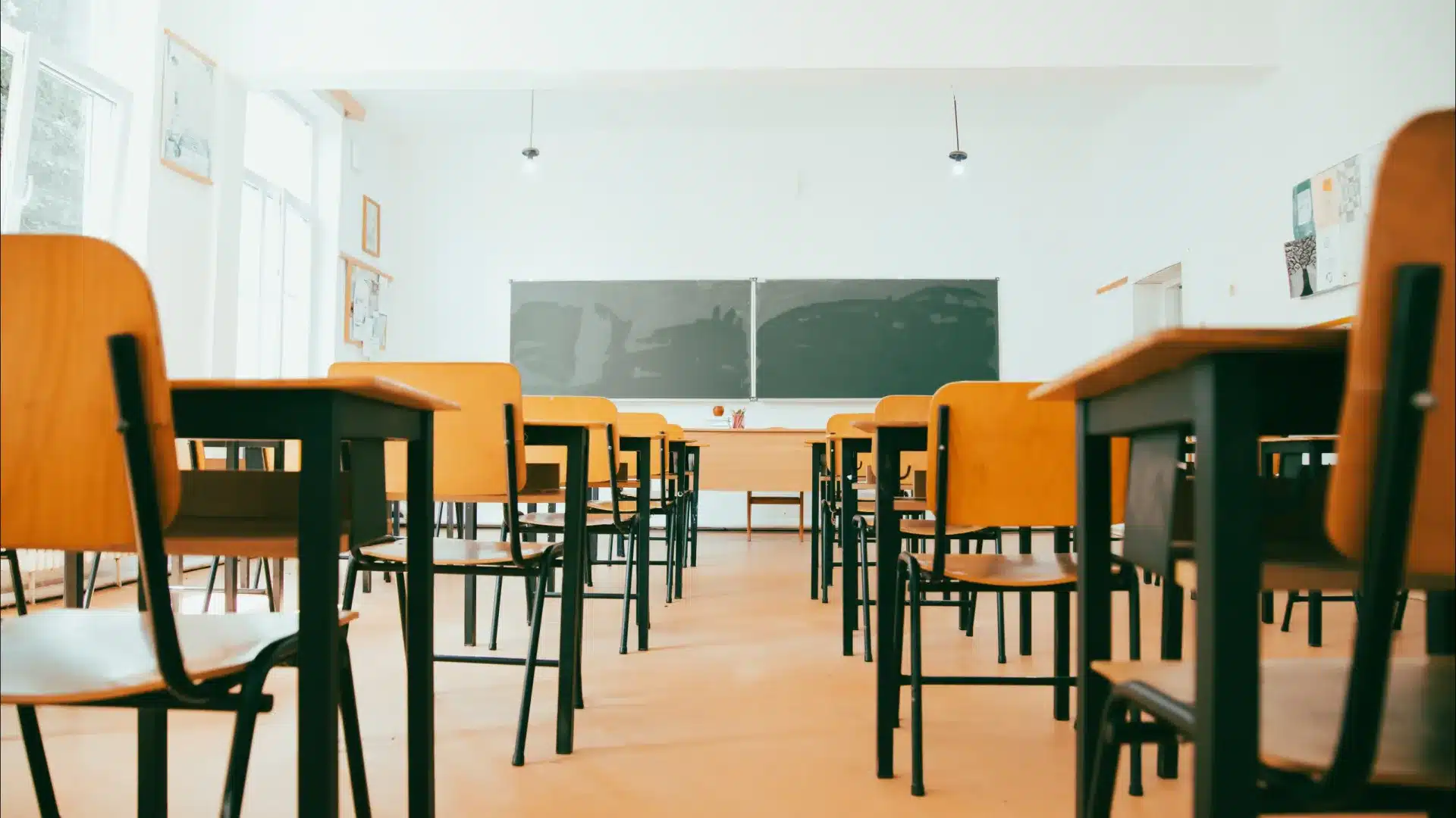 Parents, élèves et travailleurs d'école à Lisbonne demandent des travaux urgents.