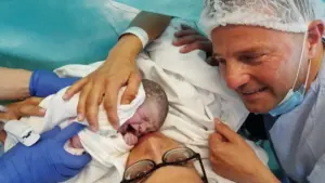 "Pas même Parkinson n'arrête l'amour". Un bébé portugais est un cas rare dans le monde (1 sur 4)