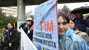 "Paz sim, guerra não". Des centaines à Lisbonne exigent la fin des agressions des États-Unis.