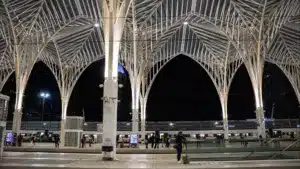 Personnes aveugles évaluent un nouveau parcours d’orientation à la Gare d’Oriente.