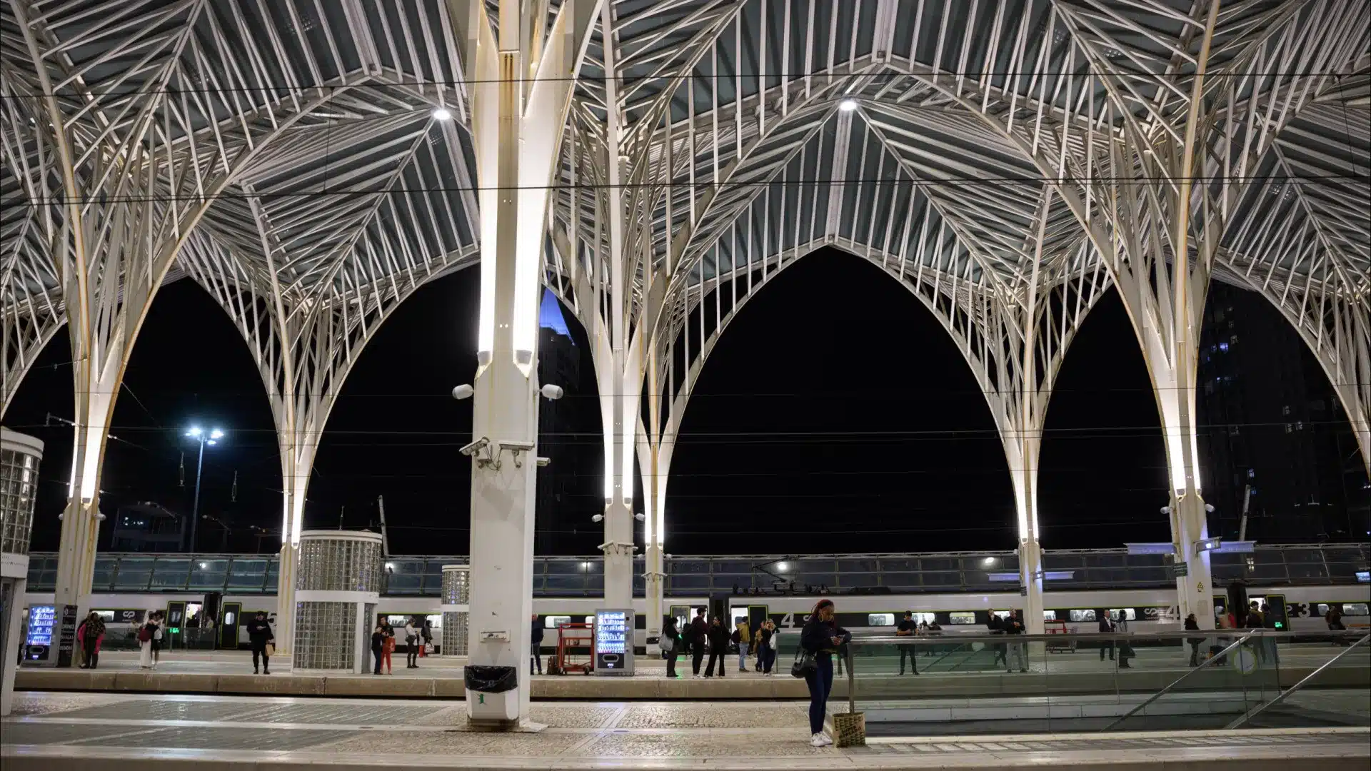 Personnes aveugles évaluent un nouveau parcours d’orientation à la Gare d’Oriente.
