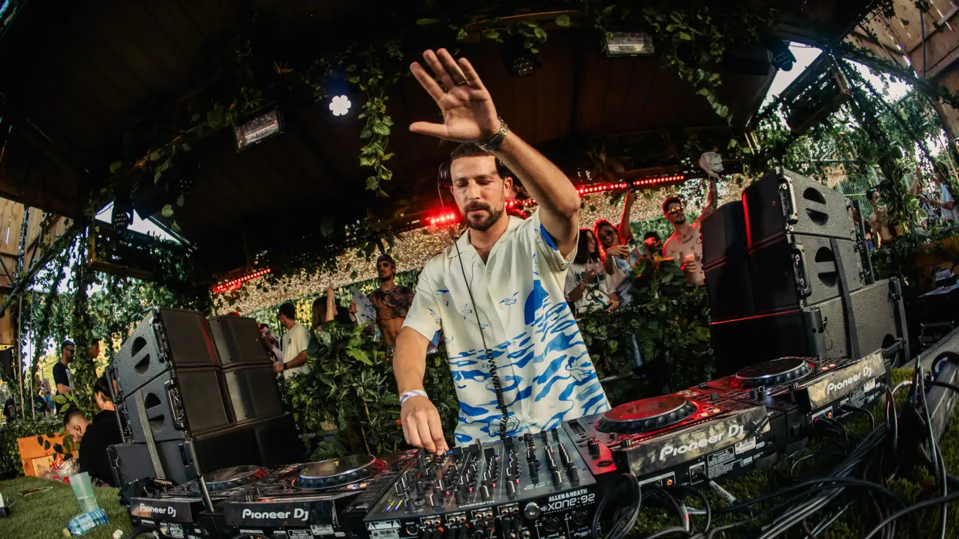 Plusieurs DJs techno accusés d'abus sexuels. Prestations ont été annulées.