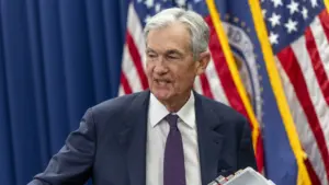 Powell écarte une sortie de la Fed jusqu'à la fin de l'enquête ouverte par Trump.