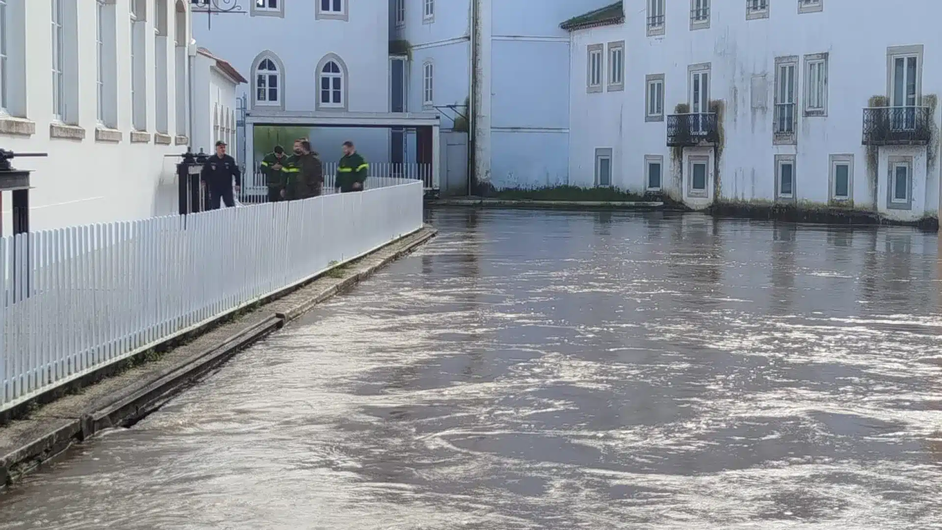 Prendre note de la nécessité de renforcer la réponse aux phénomènes extrêmes