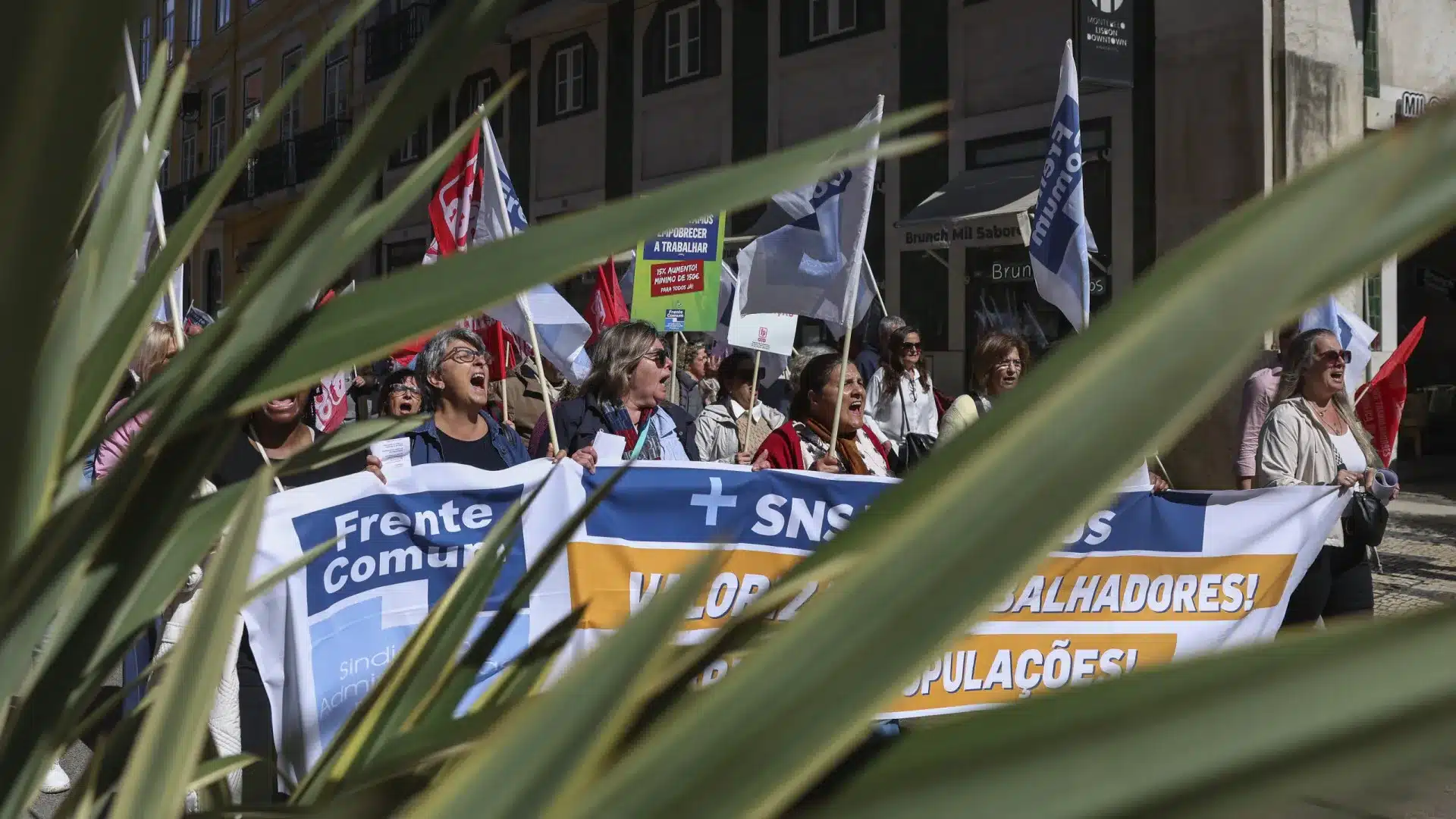 Près de 500 personnes manifestent à Lisbonne pour des augmentations dans le secteur public.