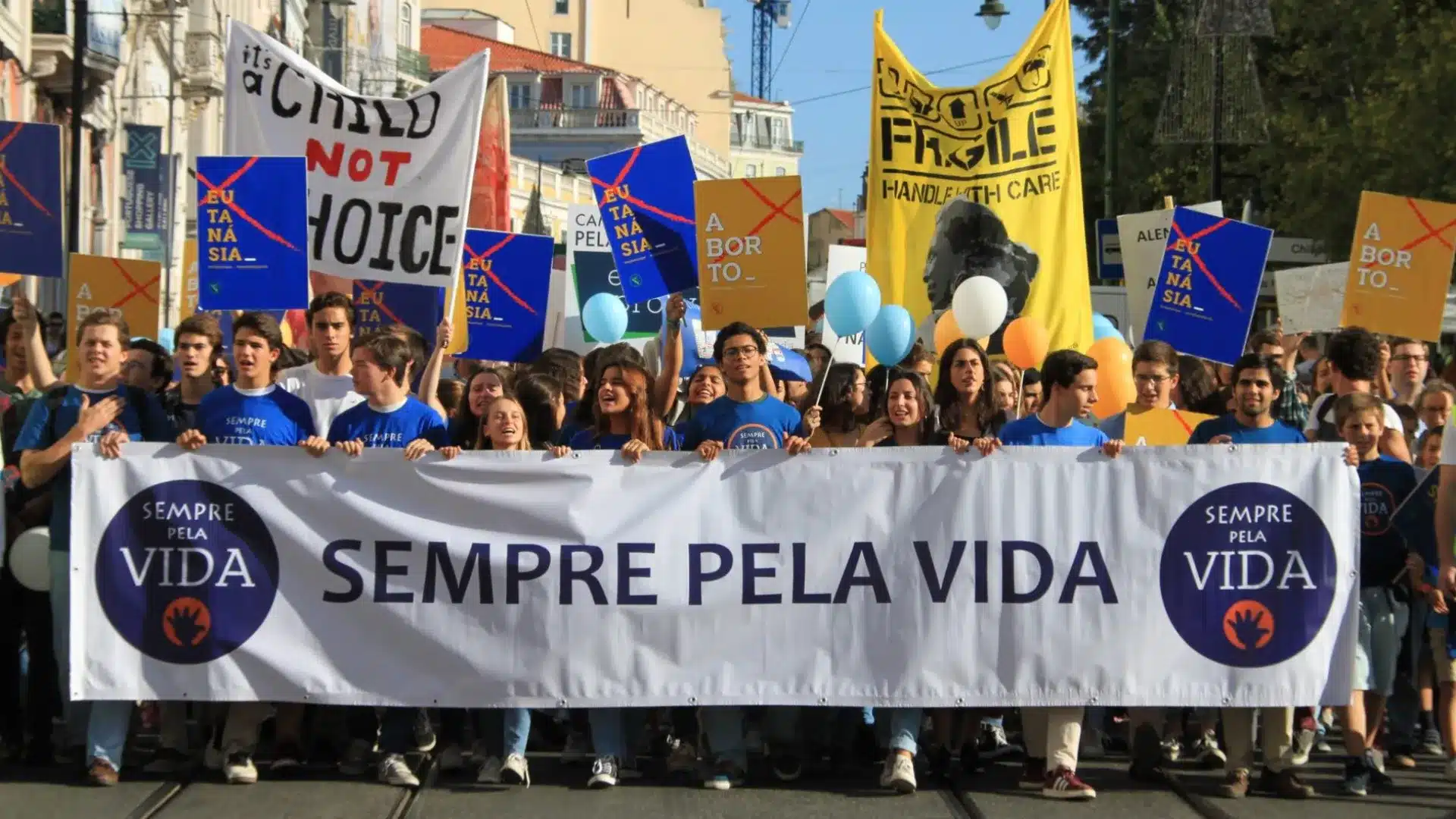 Présentations périodiques pour l'homme qui a lancé un cocktail molotov lors d'une manifestation.