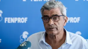 Protestation interrompt la réunion et Fenprof refuse de rencontrer le gouvernement.