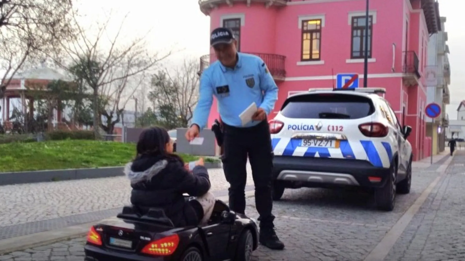 PSP 'amende' un mini-conducteur à Pombal : "Paye sur le champ avec des sourires"