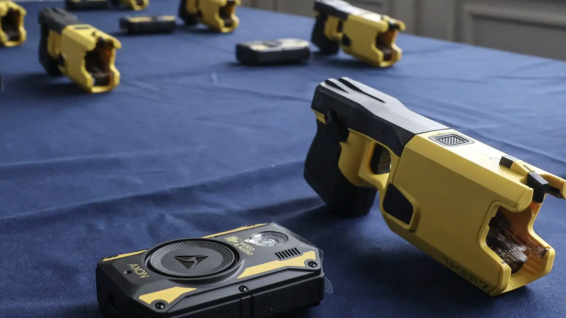 PSP et GNR renforcées avec 1 500 'tasers'.