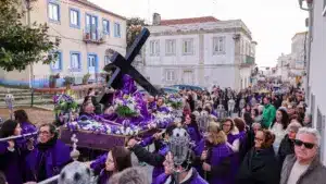 PSP travaille sur un possible accident collectif lors de la procession à Nazaré.