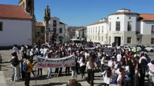 Recréation de la lutte pour les gravures rupestres a réuni élèves et enseignants de Foz Côa.