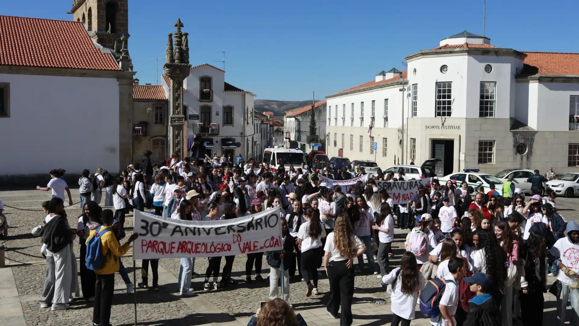 Recréation de la lutte pour les gravures rupestres a réuni élèves et enseignants de Foz Côa.