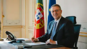 Seguro marque la Journée du Théâtre et assiste à une pièce au Théâtre de la Reine.