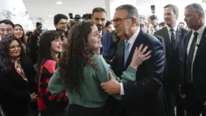 Seguro veut une "coalition" avec les jeunes et promet de recueillir des contributions.